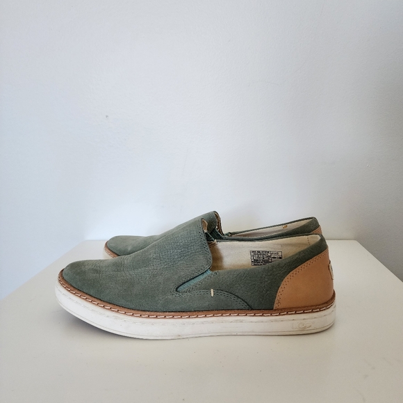 UGG - Picture 2 of 7